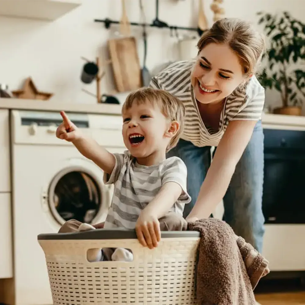 Un bambino in una cesta spinto dalla mamma in una casa pulita